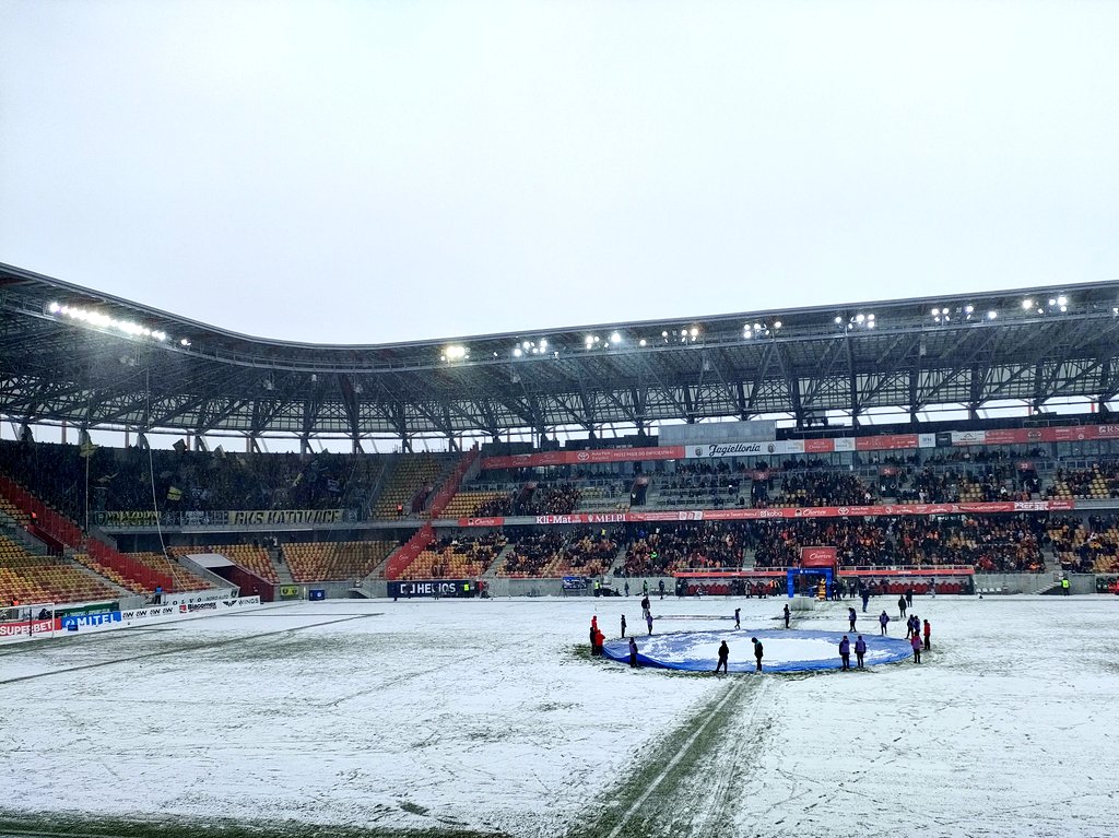 Sektor gości: „Chcemy grać,
kurwa mać”
#meczing #JAGGKS #naStadionie
