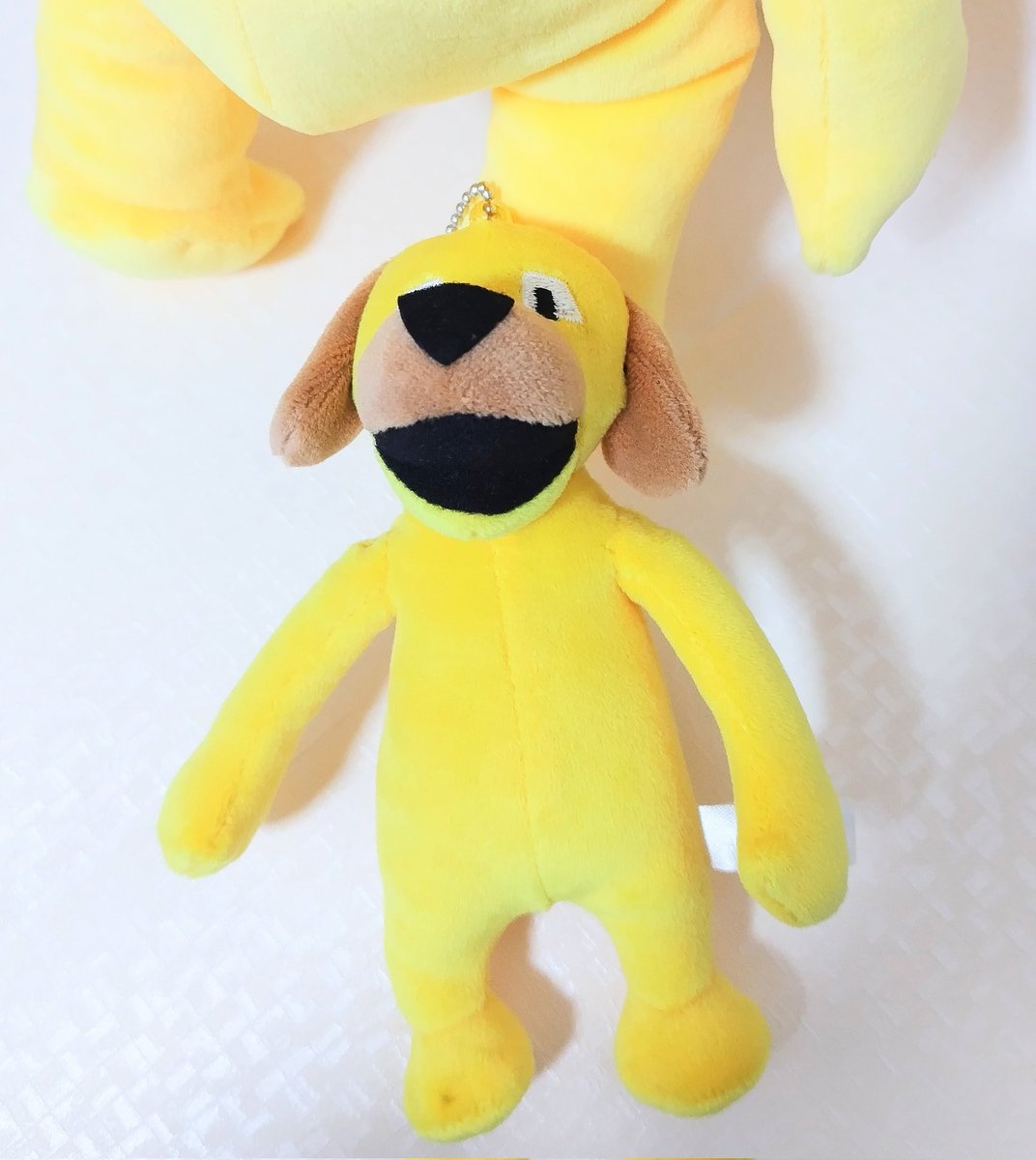 黄色の犬ぬいぐるみ／モノグラムスタッズ付き