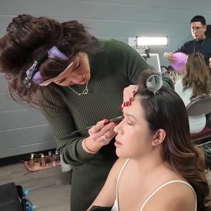 everythingrva_'s tweet photo. From #ASAPEngland to #ASAPVancouver hahahahaha si Ate Reg na talaga ang official makeup artist ni Angge π€£ https://t.co/Qauy9UCVnT