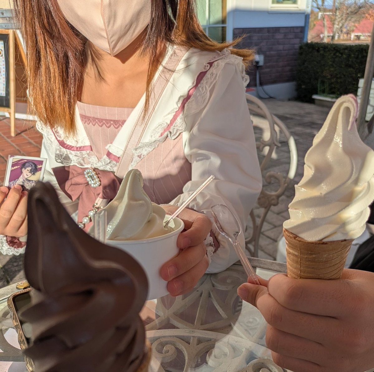 gure_cs's tweet image. 昨日家族で三次の方までいってたんですが、その時の家族で仲良くアイスの写真を撮る際の私。佐伯片手にアイスを