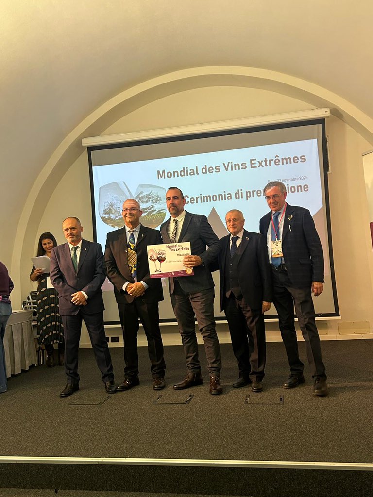 # Noticia 

🟢 Canarias obtiene 85 medallas de oro y gran oro en el Concurso Mundial de Vinos Extremos
➡️ Se trata del más importante concurso enológico mundial, reservado a los vinos producidos en regiones de montaña o procedentes de cultivos heroicos.
ℹ️ gastronomia7islas.com/canarias-obtie…