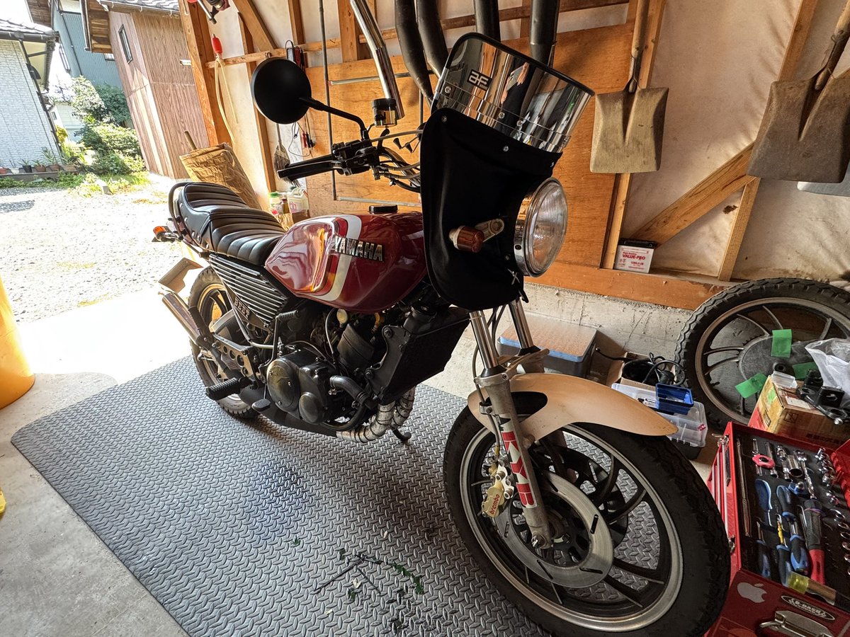 さー明日は会津カツ丼ツーリングです！
洗車もしたし風防も付けたし
チャンバーからk2テックの左出し集合管にも変えたし
ガソリン満タン2ストオイル３分1
チェーンルーブル吹いたし準備万端です