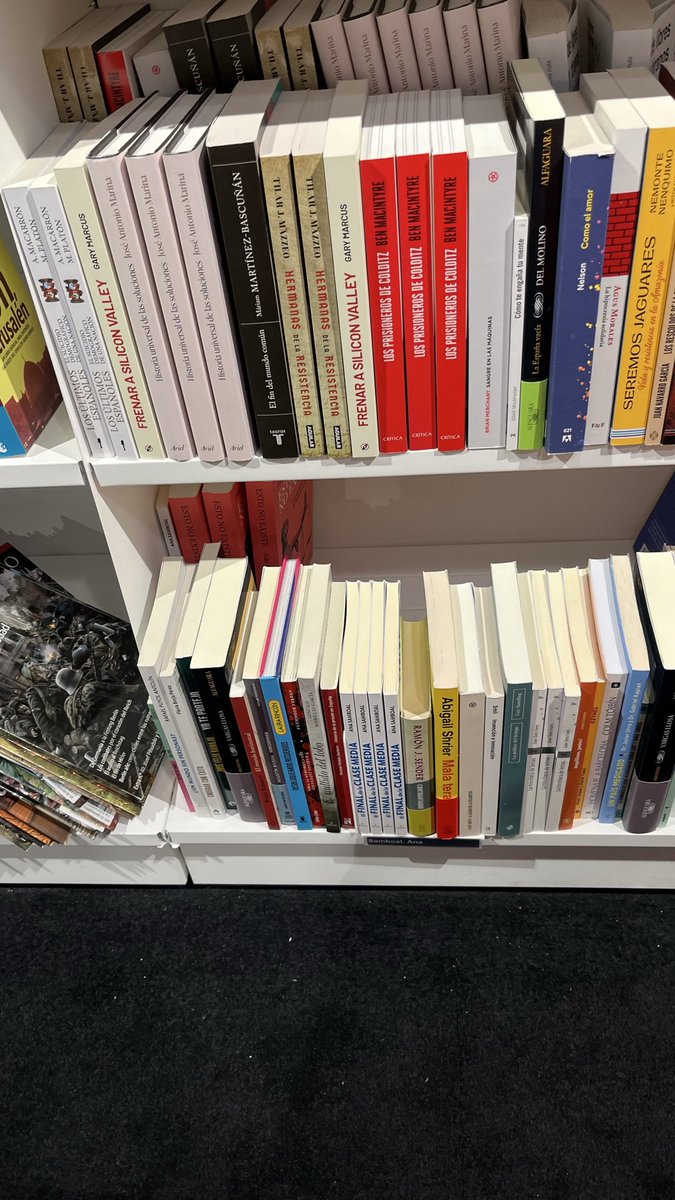 juansotoivars's tweet image. Agradezco a @Fnac_ESP que haya colocado mi libro de forma tan estimulante que sólo los lectores más agudos, persistentes y deseosos de conocer las verdades ocultas (como el que me ha mandado la foto) puedan hallarlo en la misteriosa tienda de Preciados 😃