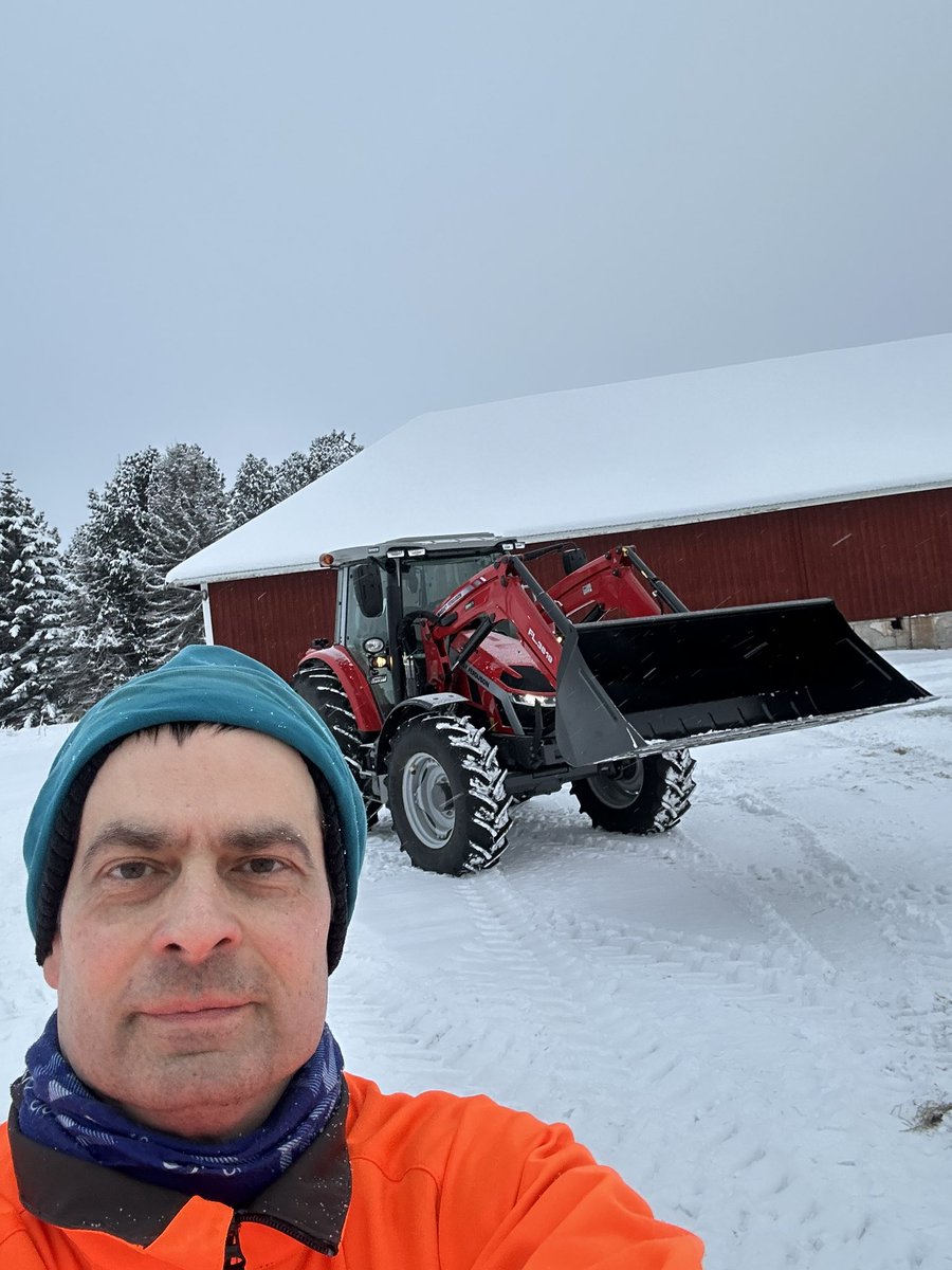 Säsongen med snöskottning (med traktor) är inledd.