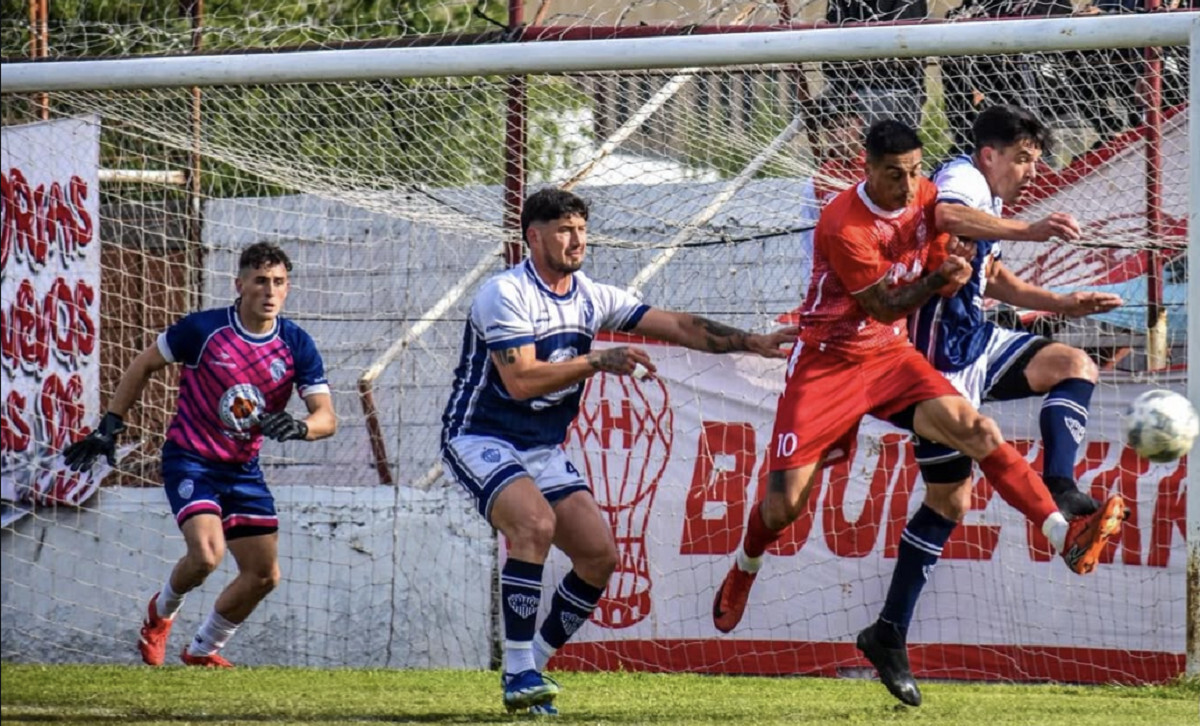 Domingo de Oficial: juegan Huracán-Libertad y Villa Mitre-Liniers labrujula24.com/notas/2025/11/…