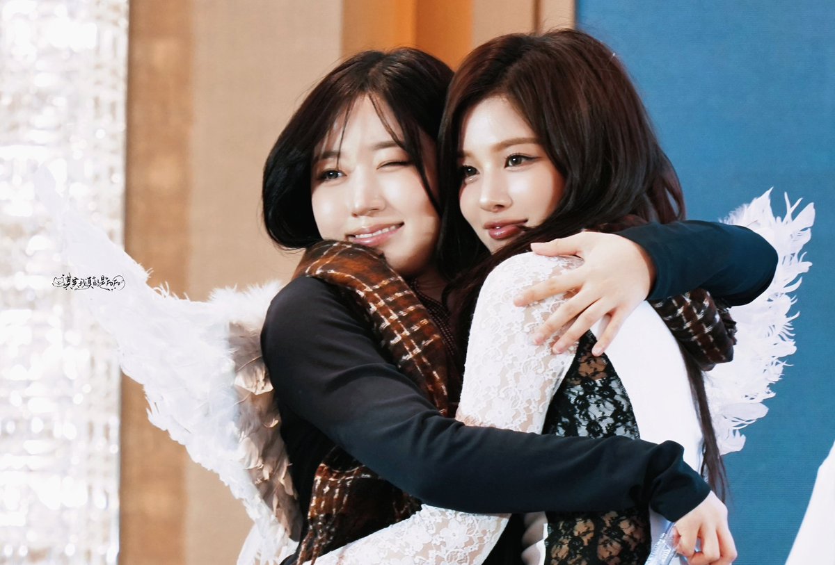 fofo126225's tweet image. 251123 📷
🪽🐻‍❄️🫂🐰✌🏻
#윤행 #sullywon #엔믹스 #NMIXX