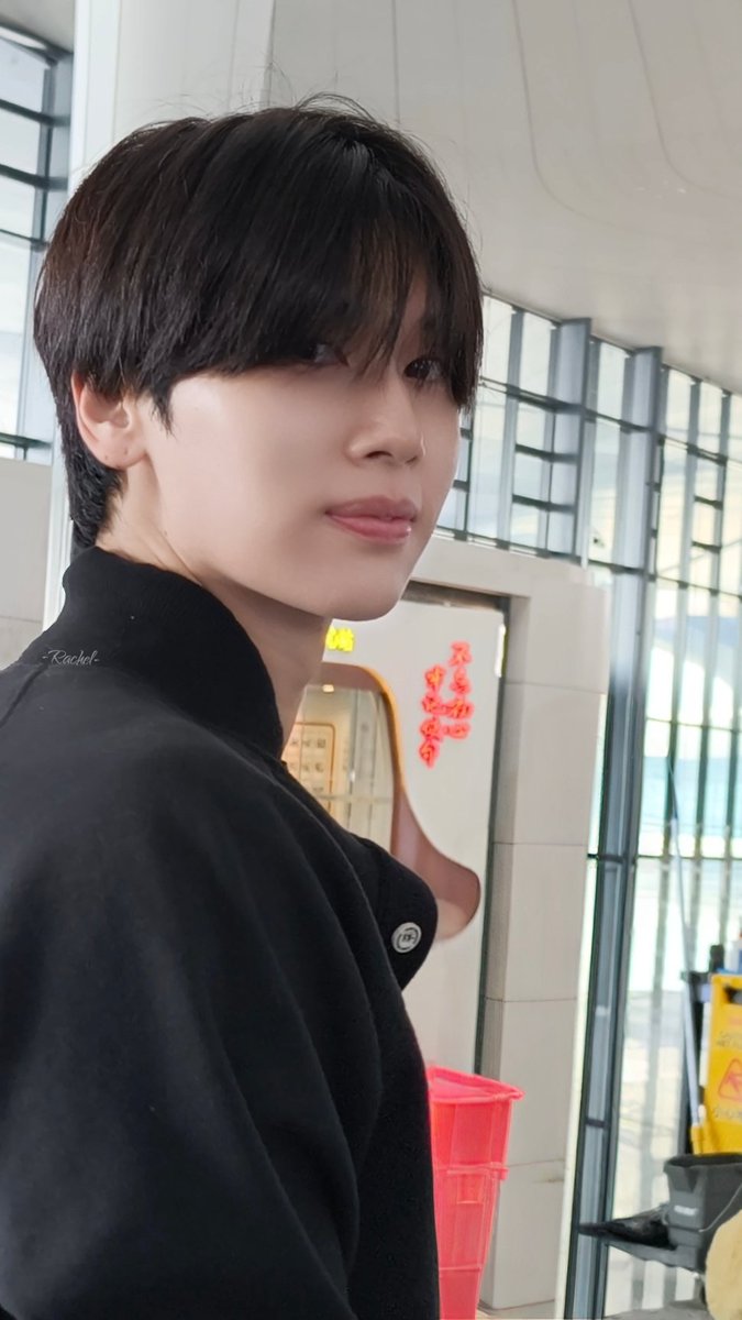 IntrovQN's tweet image. Hi prince , girls not for us continue trending has the flight landed yet ? Someone check terminal A

JOONG IN LOVE ZHEJIANG 
#JoongFSinZhejiang