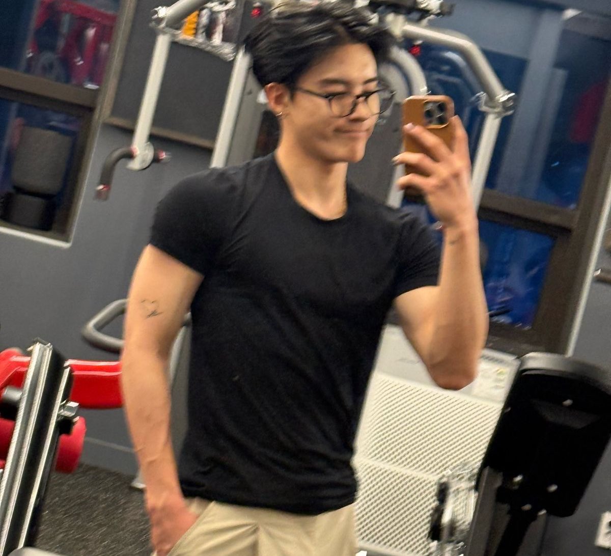 inkdspits's tweet image. good morning, slow sunday canceled. woke up at dawn to hit the gym then right to the shop. ended this week on a good note after this session because it was one of my favorite designs so far. anyways, who can i drag with me later for a few drinks? i’ll even let you catsit yoru. :/