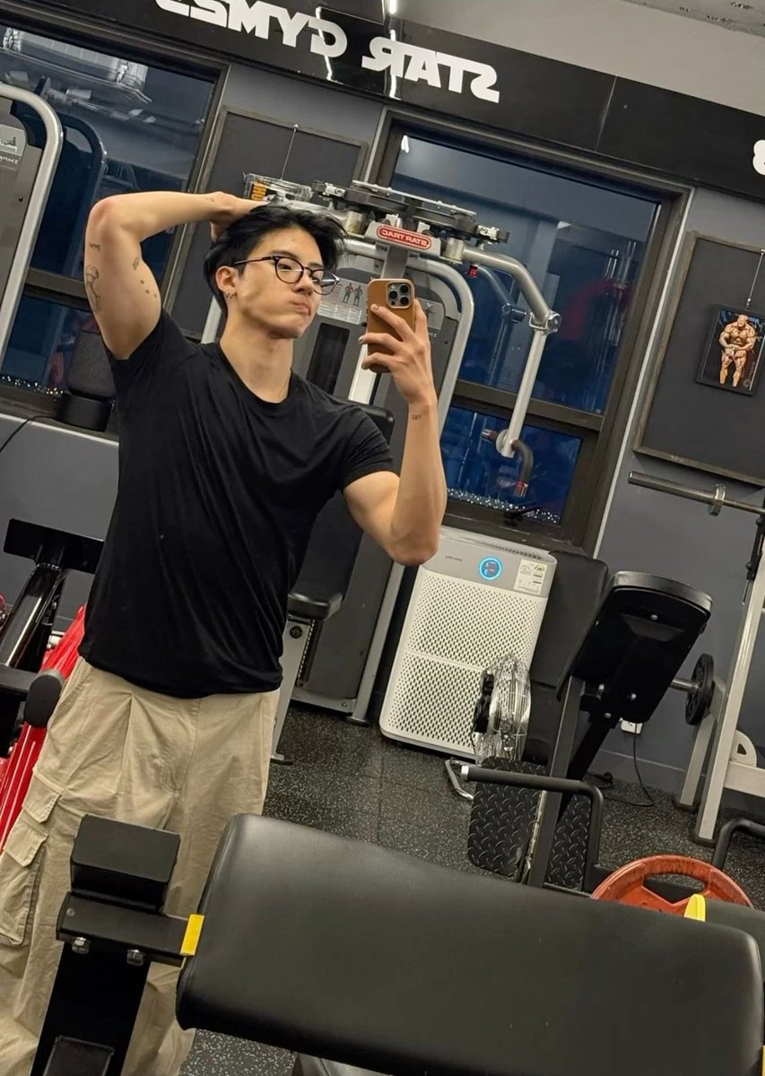 inkdspits's tweet image. good morning, slow sunday canceled. woke up at dawn to hit the gym then right to the shop. ended this week on a good note after this session because it was one of my favorite designs so far. anyways, who can i drag with me later for a few drinks? i’ll even let you catsit yoru. :/