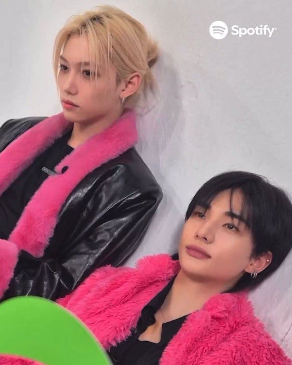 nextohyunjin's tweet image. eles paradinhos fofinhos assim nem sabem q to arrancando os cabelos em casa