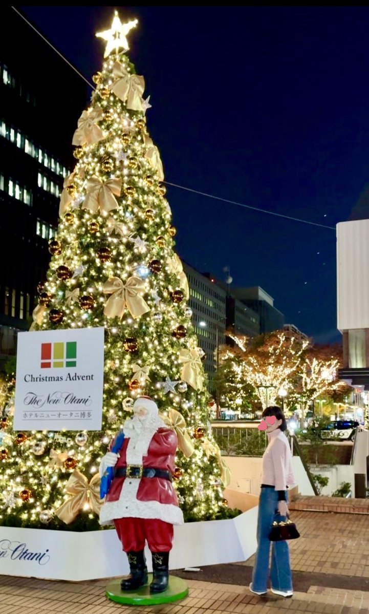 今日はオムライス💕
食べたい時はこちらのお店と決めてる私🤭
具沢山であっさり系なのでとっても美味しいんです😋

お店の外には大きなクリスマスツリーと可愛いサンタさん🎄🎅
思わず見入ってしまいました🤭