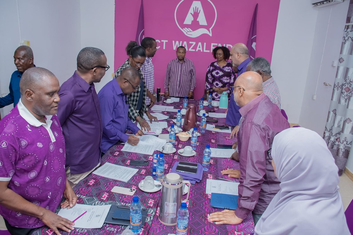 📍VUGA ZANZIBAR

Leo Novemba 23, 2025 Kikao cha kamati ya uongozi ya chama cha <a href="/ACTwazalendo/">ACTWazalendo</a>  kimekaa leo katika Ofisi ndogo ya Makao Makuu Zanzibar. Kikao kimehudhuriwa na viongozi wa juu chini ya  Mwenyekiti wake ambaye ni KC <a href="/SemuDorothy/">Dorothy Semu</a>.