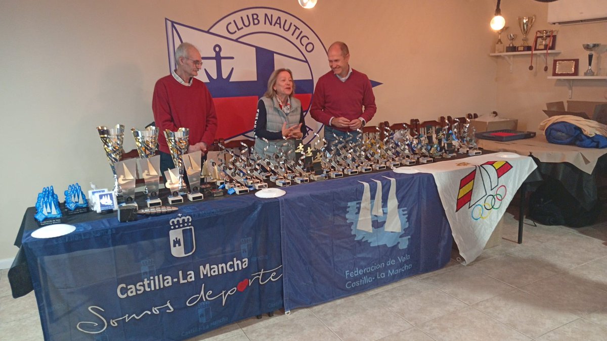 kitersCKSC's tweet photo. ENTREGA TROFEOS 2025 DE LA FEDERACIÓN VELA CASTILLA LA MANCHA-22 Noviembre 2025
Ayer tuvo lugar la celebración esta vez en el club náutico Castilla de Entrepeñas en Pareja. 
Anfitriones: presidenta de la federación, Concepción Valledor y alcaldes ribereños, Alocén y Pareja https://t.co/RKH45OUoqy