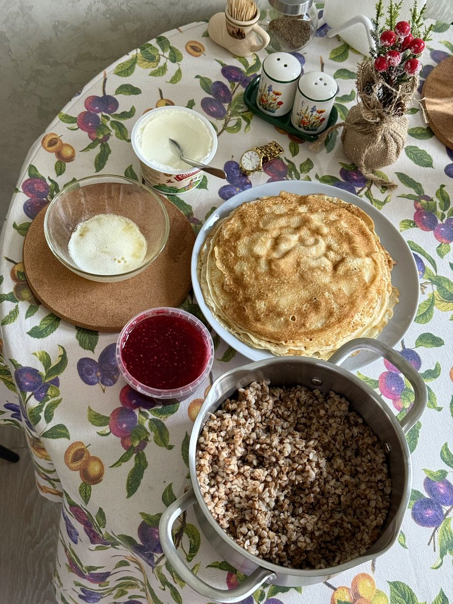 YuraVoloshin's tweet image. I woke up in the morning – and there was a #Russianbreakfast 🥞 already on the #table 🍽️ – #pancakes 🥞, #butter melted over the fire 🔥, #sourcream 🥛, #raspberryjam, and #buckwheatporridge 🥣 – #ourfood!

#breakfast #Russianfood, #Moscow ⭐️ #Russia 🇷🇺