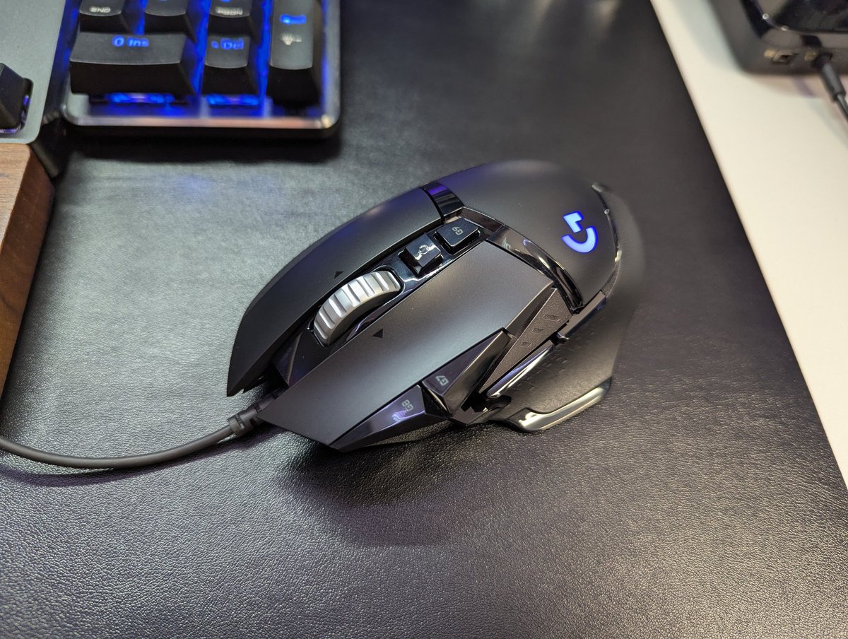 ProtoNetGames's tweet image. ブラックフライデーでマウスとモニター台を購入しました。
デスクの奥行きが狭くて作業しづらかったのですが、モニター台の下にデスクマットごとキーボードも収納できるようになり、作業スペースがかなり快適になりました✨
#desksetup