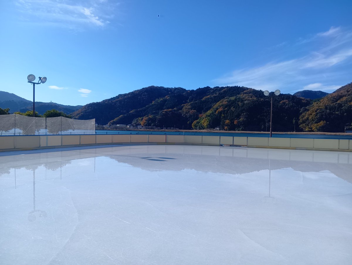 aobako198's tweet photo. 今シーズン初の円山川公苑⛸️
陽の光が強く水が出ており
まるで池みたい🤣
とはいえ滑走料550円はバグ！？ https://t.co/6nfaA3a1hG