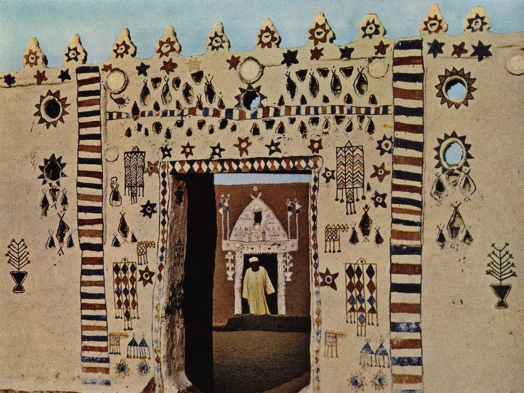 The remarkable Nubian gate, and decoration, of a house in the village of Gorta in #OldNubia

Picture was taken by Georg Gerster in 1963, during the displacement of Nubians away from their historical homeland.

#Nubia #Egypt #Sudan #Africa