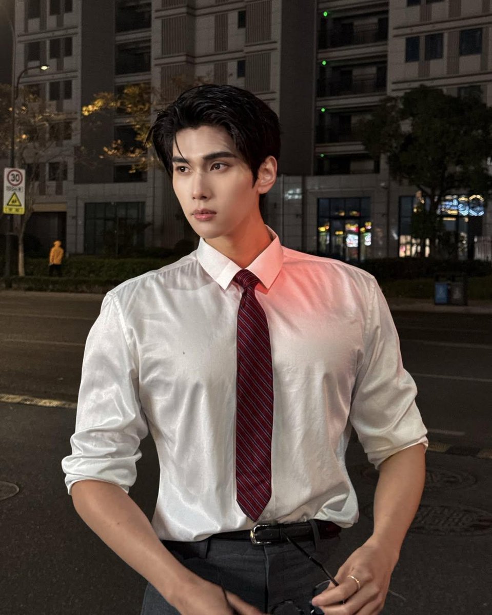 introvertedQN's tweet image. Caption  be my princess  someone 🚬 🚭  and glass of wine asap

JOONG IN LOVE ZHEJIANG 
#JoongFSinZhejiang