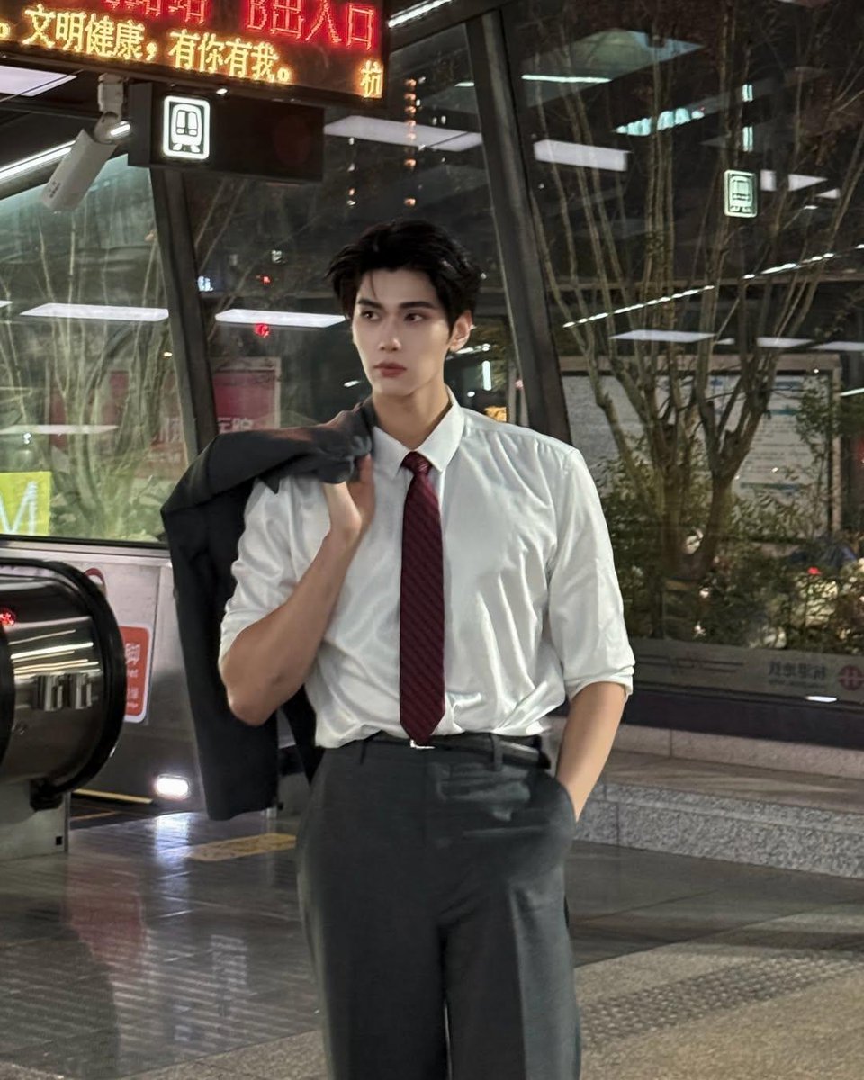 introvertedQN's tweet image. Caption  be my princess  someone 🚬 🚭  and glass of wine asap

JOONG IN LOVE ZHEJIANG 
#JoongFSinZhejiang