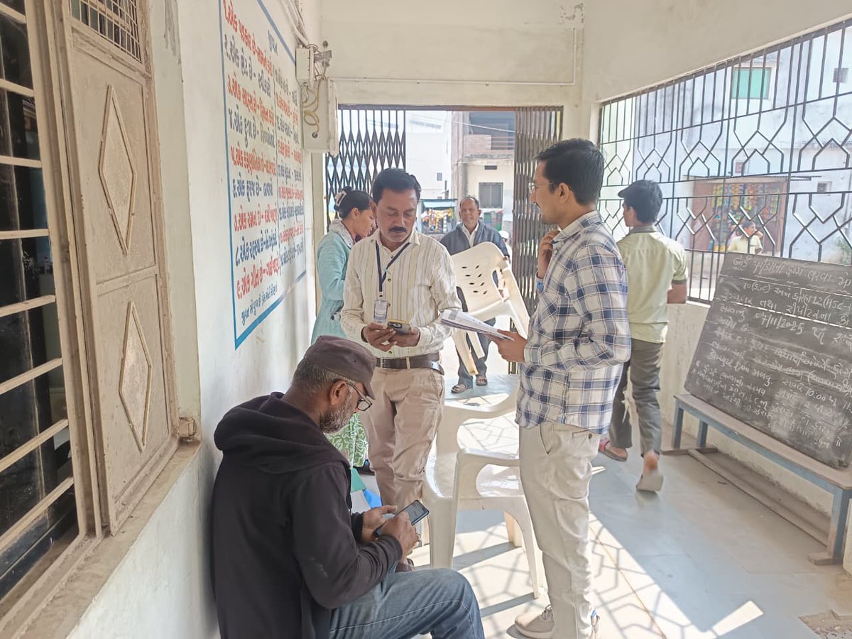 SIR-2025 અંતર્ગત છોટાઉદેપુર તાલુકાના  ૧૮૯-છોટાઉદેપુર-૧૨, ૧૯૬-છોટાઉદેપુર-૧૭, ૧૭૫-છોટાઉદેપુર-૨, ૧૭૮-છોટાઉદેપુર-૫, ૧૭૭-છોટાઉદેપુર-૪ મતદાન મથકેે ખાસ કેમ્પના દિવસે બી.એલ.ઓ.શ્રીને સમયમર્યાદામાં કામગીરી પૂર્ણ કરવા જરૂરી સૂચનો આપ્યાં.