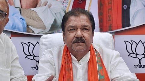 AlokChikku's tweet image. बिहार के नए उद्योग मंत्री : दिलीप जायसवाल । 

एनडीए ने मैनिफेस्टो के अनुसार उद्योग मंत्री श्री @DilipJaiswalBJP जी को निम्न काम करने होंगे :- 

1️⃣हर जिले में मेगा स्किल सेंटर 
2️⃣हर जिले में फैक्ट्री 
3️⃣10 नए औद्योगिक पार्क 
4️⃣100 MSME पार्क 
5️⃣सेमीकंडक्टर मैनुफैक्चरिंग यूनिट 
6️⃣…