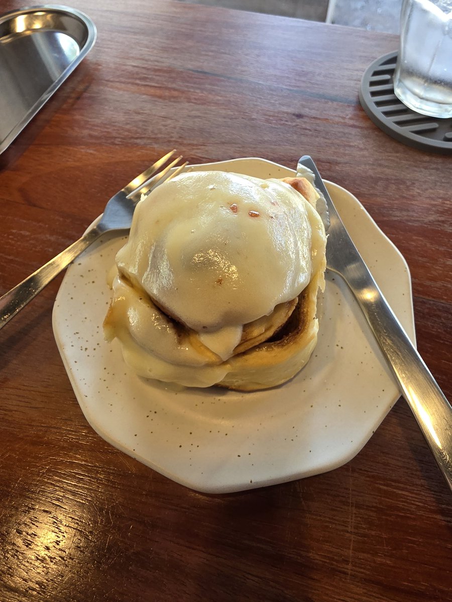 Daddy_p88's tweet photo. A perfect way to start a Sunday. #cinnamonroll #breakfastlife #espresso #munchtime #Happiness https://t.co/y4zPUXA129