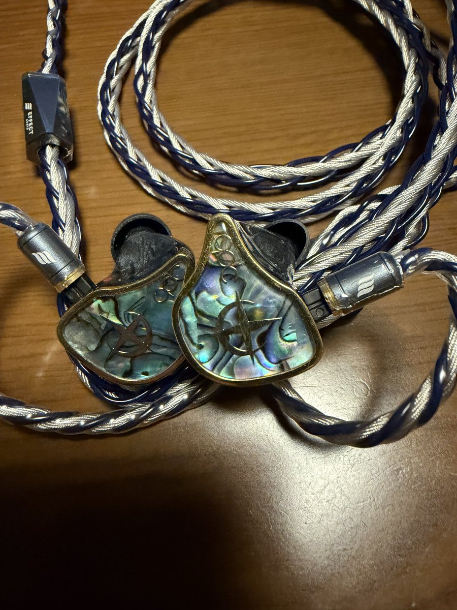 8492falken's tweet image. 先週ケーブルがセールでしたので気になっていた2本を購入しました
#qdc Enperor
 純正からEFFECT AUDIOのe⭐︎ros Sへ

音が近くなり低音と高音の粒が大きくなりアタック感が増大。元々Enperorが個人的に最高のイヤホンなので低音はよりメリハリついてゲームサントラと合います
#イヤホン #リケーブル