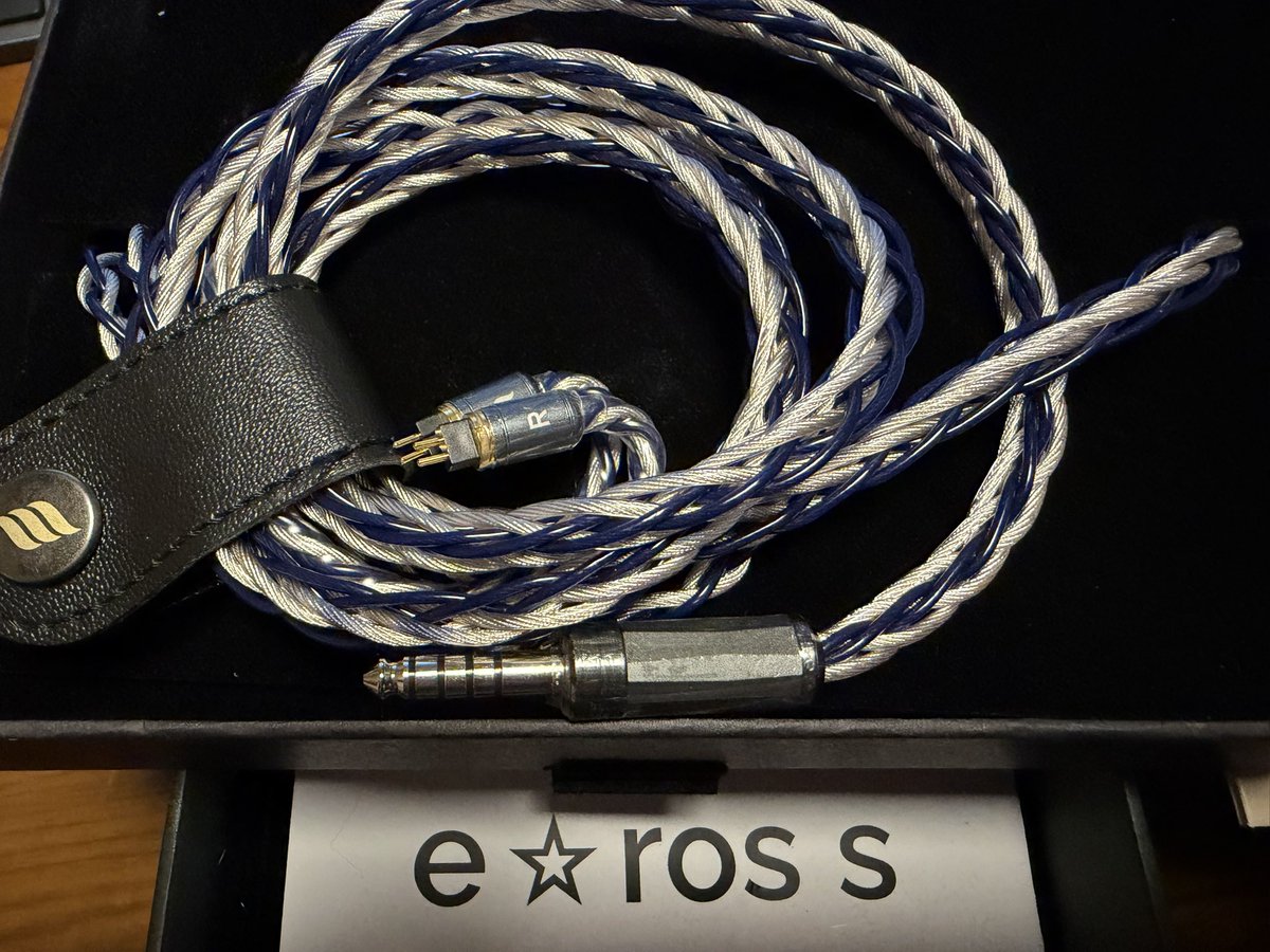 8492falken's tweet image. 先週ケーブルがセールでしたので気になっていた2本を購入しました
#qdc Enperor
 純正からEFFECT AUDIOのe⭐︎ros Sへ

音が近くなり低音と高音の粒が大きくなりアタック感が増大。元々Enperorが個人的に最高のイヤホンなので低音はよりメリハリついてゲームサントラと合います
#イヤホン #リケーブル