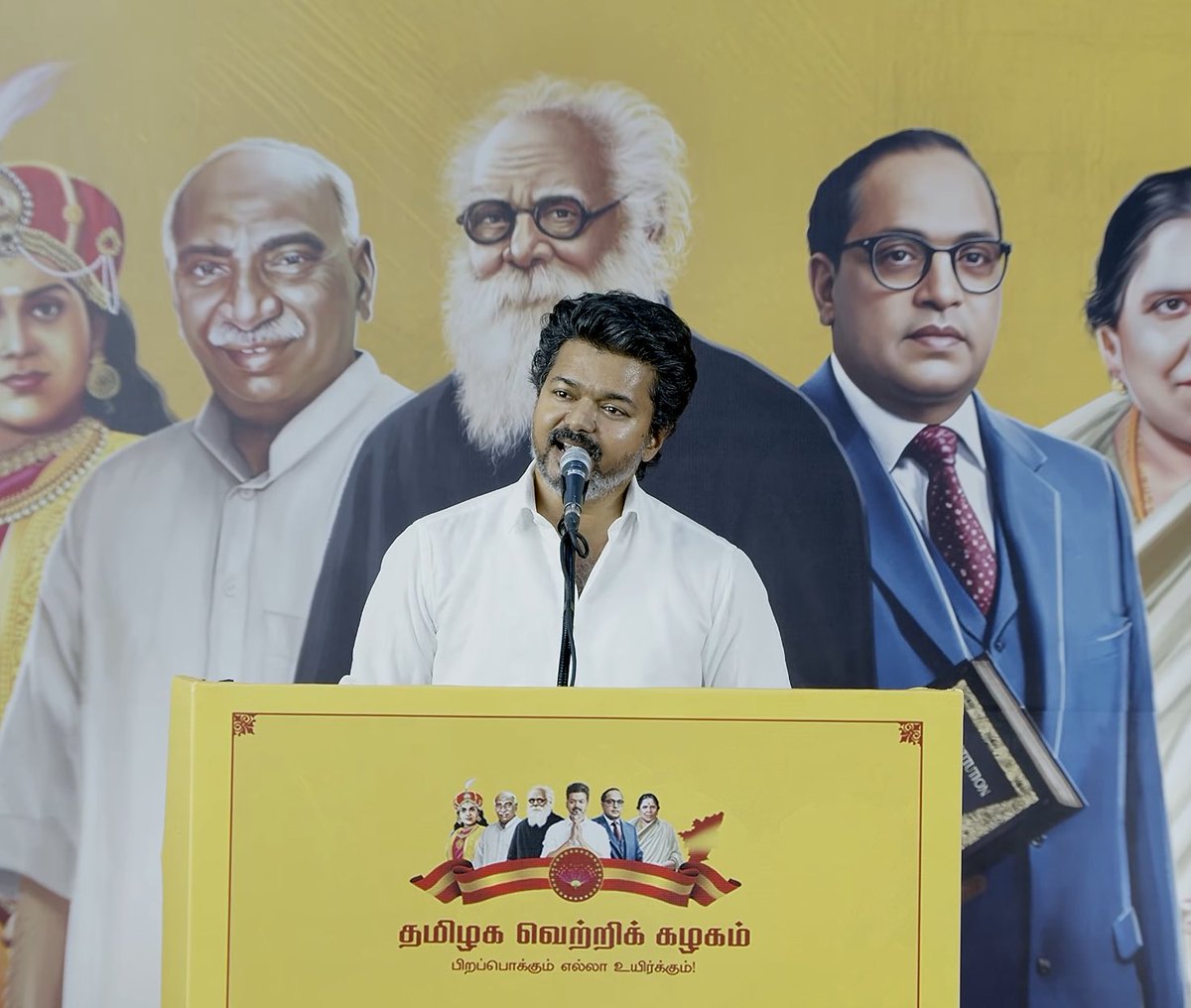 ActorVijayTeam's tweet image. Thalapathy @TVKVijayHQ : 2026ல் தவெக ஆட்சி அமையும். தேர்தல் அறிக்கையில் வாக்குறுதிகள் விரிவாக இடம்பெறும். அதில் சிலவற்றை இங்கு சொல்ல விரும்புகிறேன். 

- எல்லாருக்கும் நிரந்தரமான வீடு இருக்க வேண்டும். 

- வீட்டிற்கு ஒரு இருசக்கர வாகனம் கண்டிப்பாக இருக்க வேண்டும்.

- பொருளாதார…