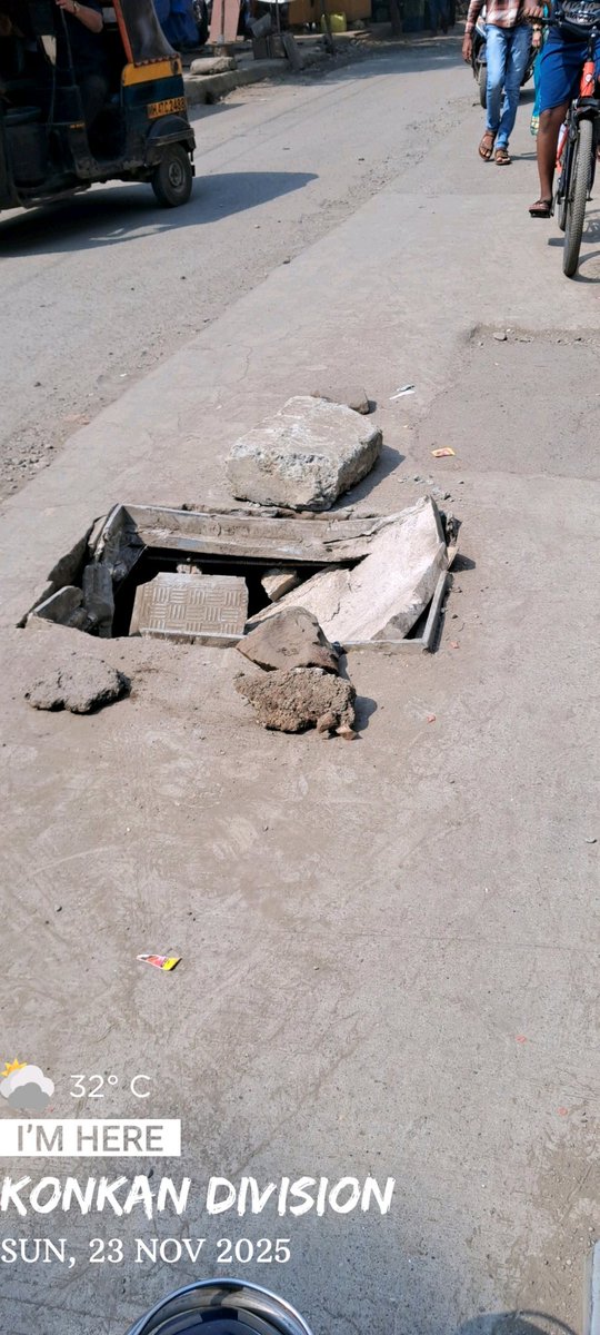 Thomas_Seq's tweet photo. @TMCaTweetAway 
A chamber is broken in front of Star Bazaar,Ovala Naka,Ghodbunder Road.
Contractor is not addressing this repair causing risk to pedestrian and motorist!
Please resolve at highest priority. https://t.co/7T790UXyc7