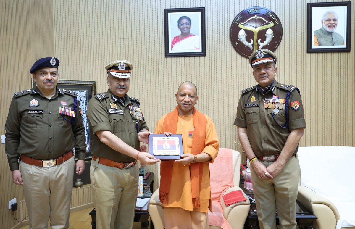 CMOfficeUP's tweet image. &apos;पुलिस झंडा दिवस&apos; के अवसर पर आज 5, कालिदास मार्ग, लखनऊ स्थित सरकारी आवास पर #UPCM @myogiadityanath को पुलिस महानिदेशक श्री राजीव कृष्ण जी ने फ्लैग पिन लगाया।