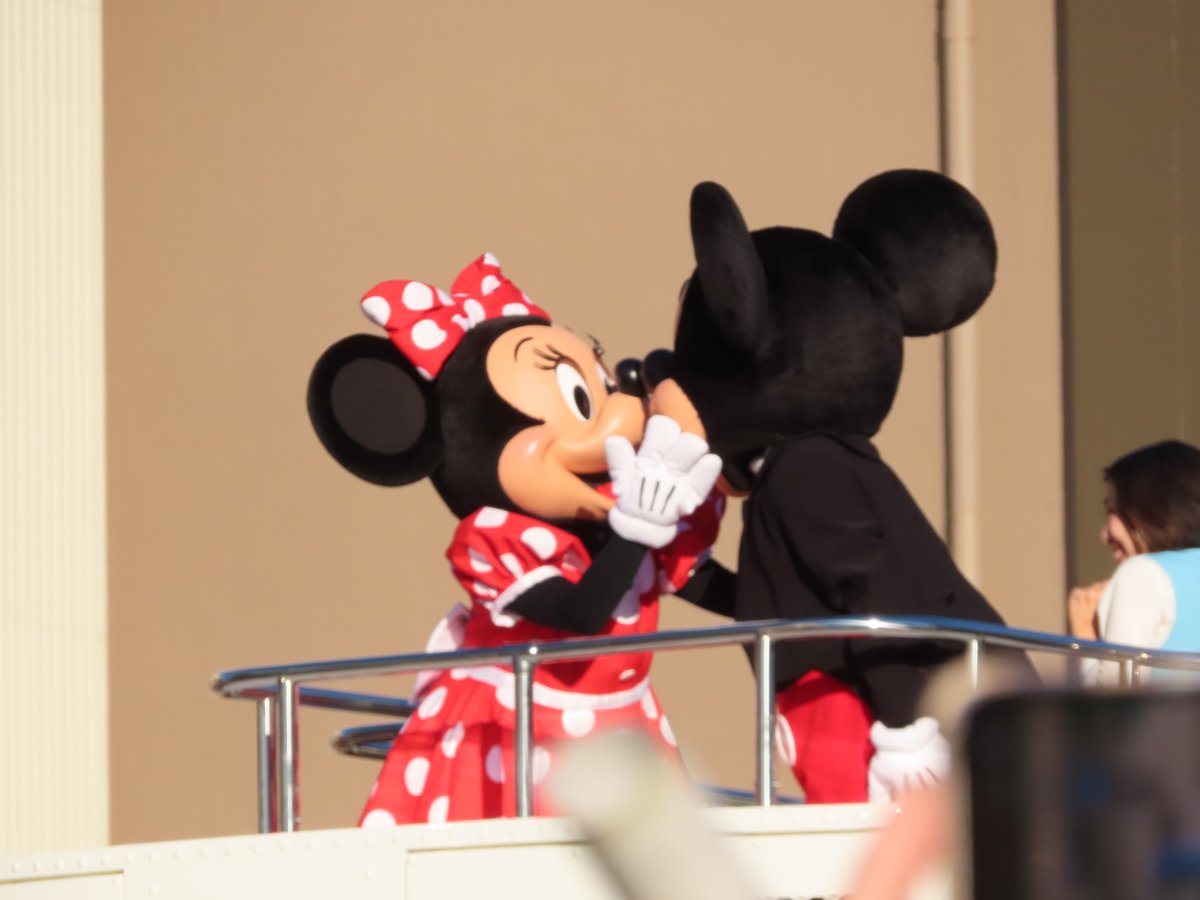 uchakomama's tweet photo. 和歌山市のディズニーパレード。ミッキーたちが登場するとパレードの子供たちが大歓声！大勢の人たちがミッキーの名前を呼んだり手を振って大人も子供も大喜び。ミッキーマウスマーチの曲にのって２台のフロートは行ってしまったけれど、みんな笑顔でキラキラ！ミッキーとミニーはチューしてたね🥰 https://t.co/uAwbmmlvxt