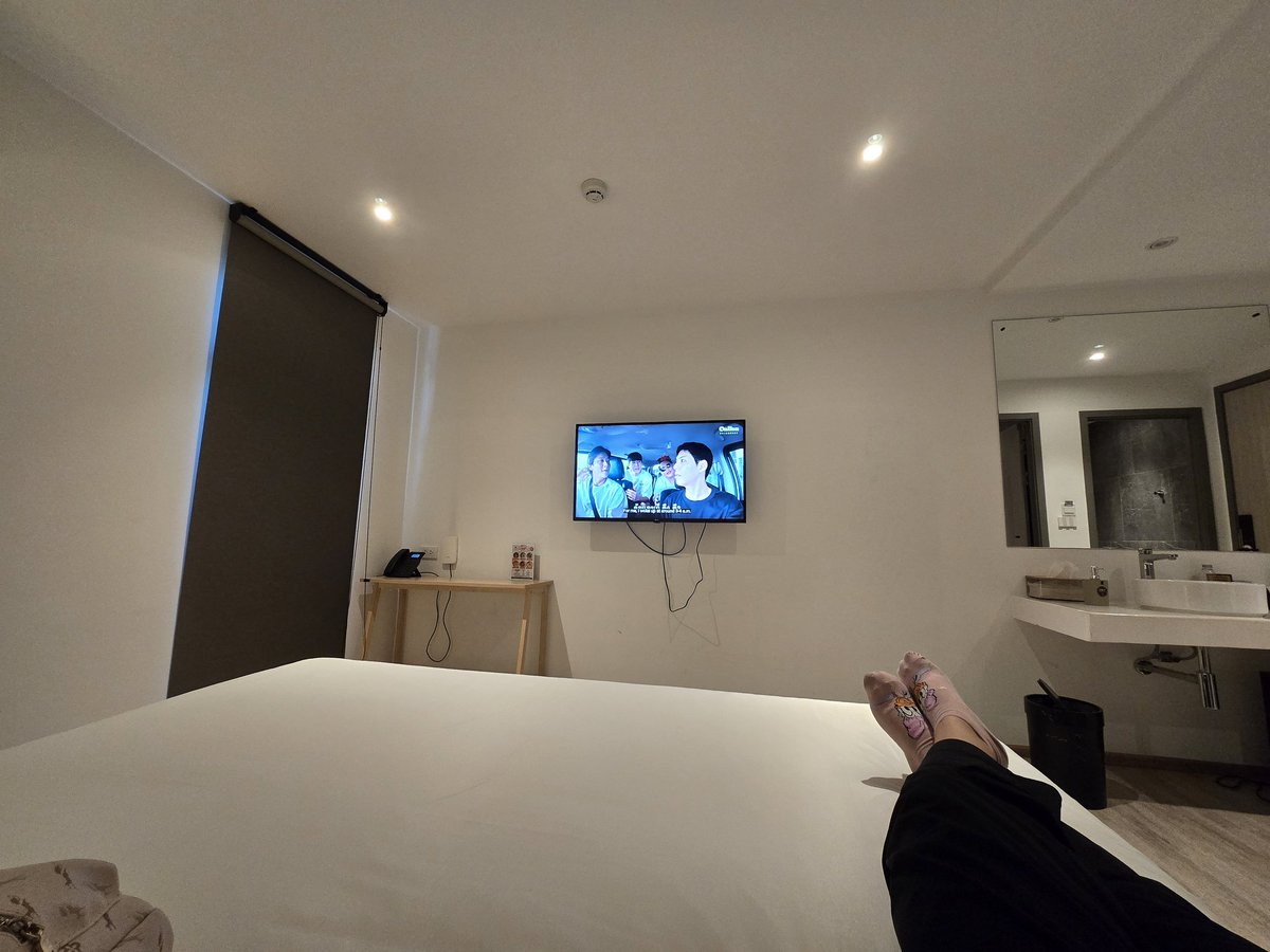 rawman_c's tweet photo. ถ่ายรูปเสร็จ 12.30น คอนเริ่ม 2ทุ่ม รอประตูเปิด~6ชม. บ้านก็ไกล ไม่เน้นกิจกรรม..เน้นหาที่นอน..จบที่รร. 😅
#BamBamHOMETOWNConcertDay2
#BamBam_Concert_HOMETOWN https://t.co/rHZe8f77At