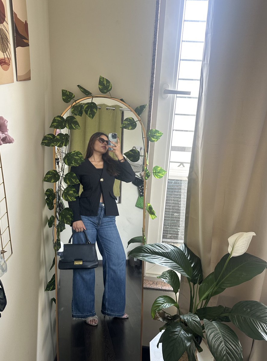 Born to be a fashion girly, mastered LinkedIn on the side💅🏻