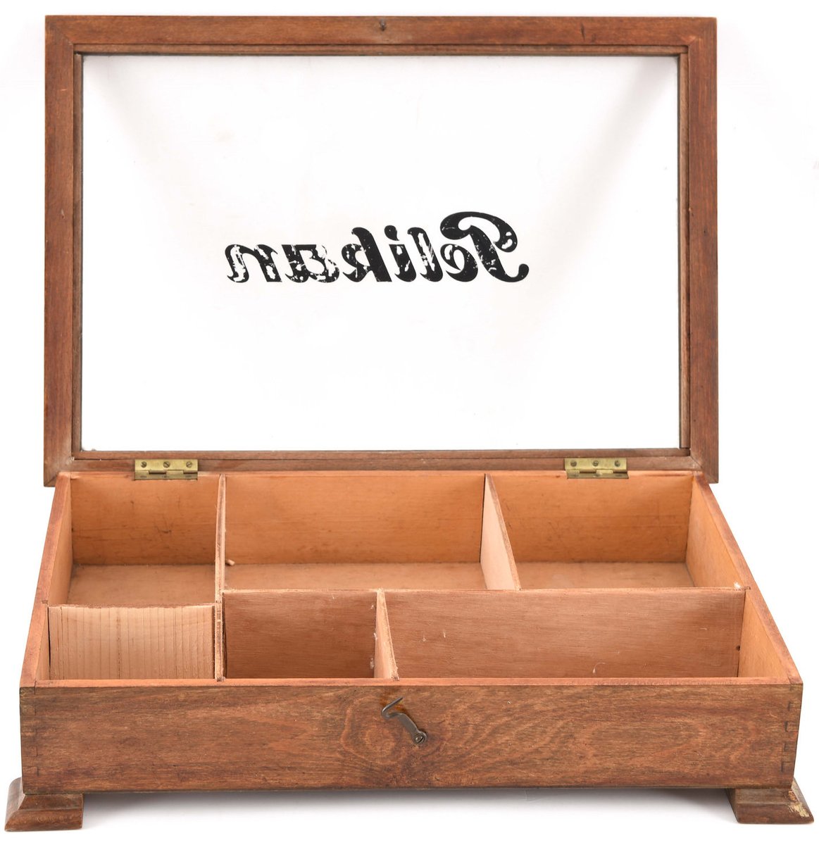 Değişik bir Pelikan kutusu, Yurt dışı müzayedelerinde kimi zaman ilginç objelerde satışa çıkıyor. Maalesef posta, vergi, gümrük vs derken astarı yüzünden pahalıya geliyor😏 Herkese iyi pazarlar, arada bir pazarı da kalemlerinize ayırın😉