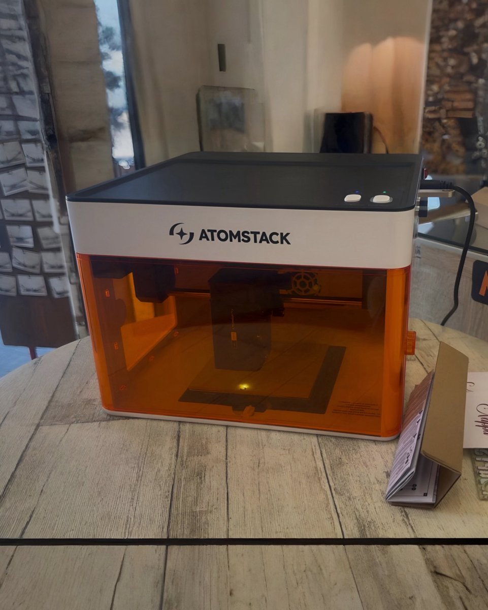 MikyAncona's tweet image. AtomStack P1🔥
Un laser Class 1 ideale per chi vuole iniziare a incidere, personalizzare e creare progetti professionali senza complicazioni.
Perfetto per makers, artigiani digitali e per chi vuole portare la creatività al livello successivo.

#mikyancona @AtomStack