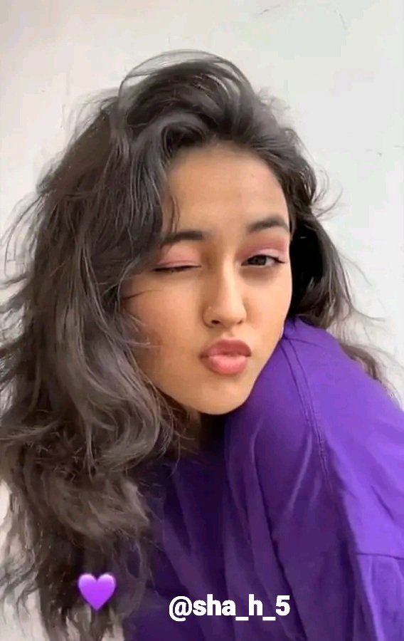 انا لا عايزه ارقص تحت المطر
 ولا اشرب حاجه سخنه تدفيني في ليالي الشتاء 
انا عايزه حد ابن حلال يرتب اللبس الصيفي ويرفعه 
وينزلي اللبس الشتوي من الدولاب
#صباح_الخير