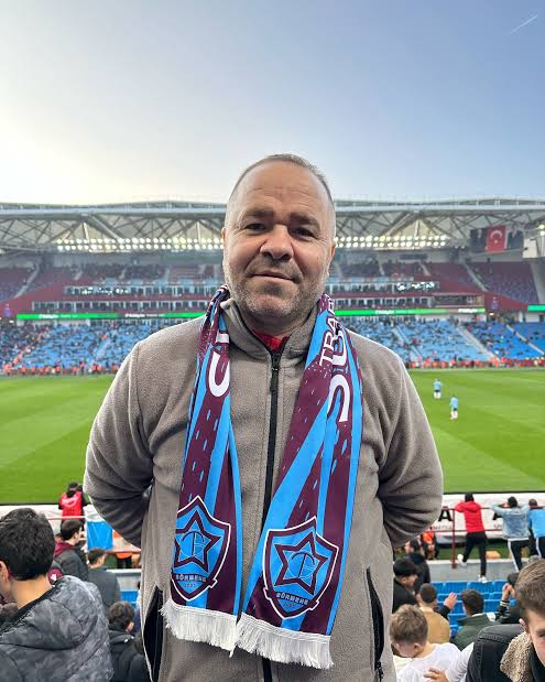 solcugazete60's tweet image. İstiklal Marşı&apos;na saygısızlık yapan Trabzonspor taraftar grubu lideri Mehmet Fındıkçı’nın AKP&apos;li Trabzon Büyükşehir Belediyesi’nde çalıştığı ve aylarca işe gitmediği halde maaş aldığı iddia edildi.

(Sözcü)