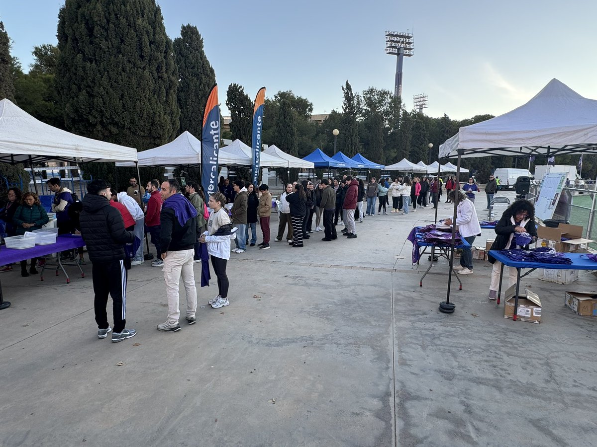 DeMadaria's tweet image. Decenas de voluntarios, empezando a distribuirse para ayudar en la carrera de las ciudades contra el cáncer de páncreas de Alicante, que empieza a las 10:00 de la mañana
@Run4Pancreas
