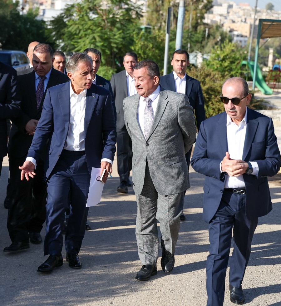 PrimeMinistry's tweet image. رئيس الوزراء الدكتور جعفر حسّان يوجه خلال تفقده حديقة الجندي في منطقة جناعة في لواء قصبة #الزرقاء بإعادة تأهيلها وتحسين مرافقها وخدماتها، وفتحها أمام المتنزِّهين بشكل دائم.