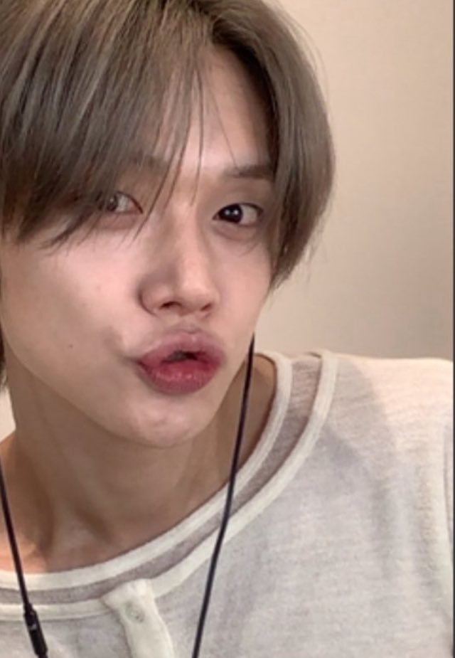 huekaizzn's tweet image. oh he’s so duck today ☹️☹️