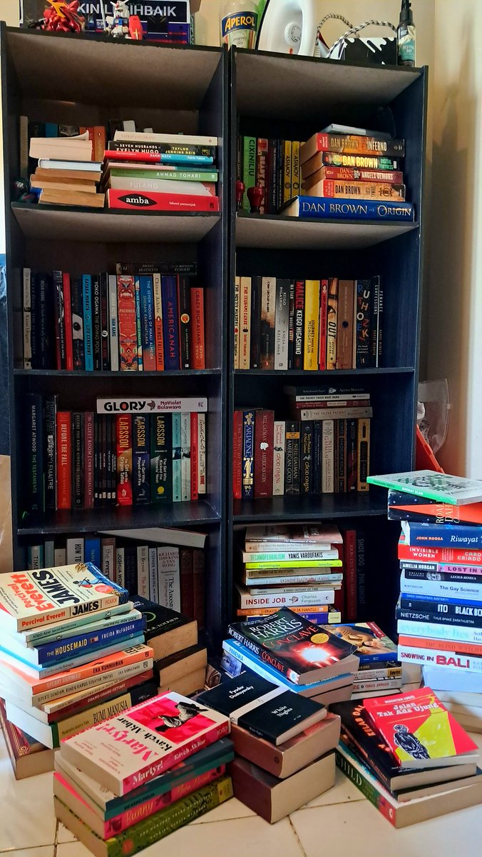 kafka_____'s tweet image. Ga ada guenya sih but books and my activities with books