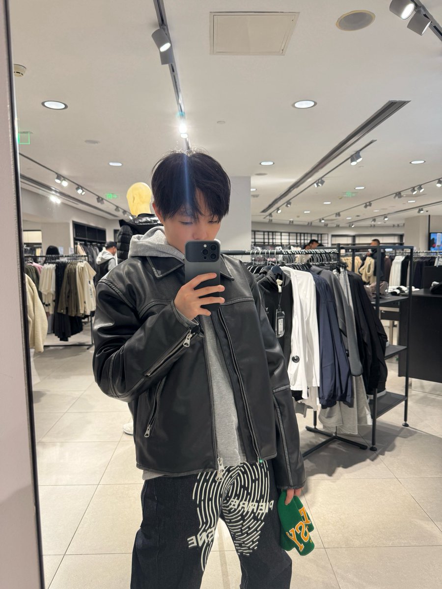 ICEDICEEEE's tweet photo. 头发变得比直女还要直 #le #wlw https://t.co/pmNXoAyioG