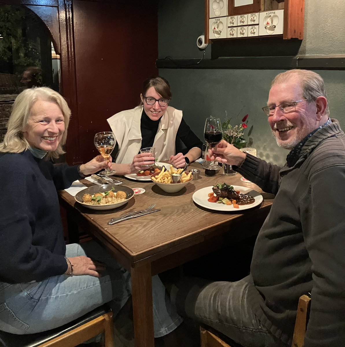 Na het afronden van een jarenlange opleiding tot medisch specialist volgt er geen plechtige ceremonie. Het diploma kun je per e-mail aanvragen en het kost je nog ruim 90 euro ook. Dat moet anders, legde onze dochter in een krantencolumn uit. Die belofte werd gisteravond ingelost.