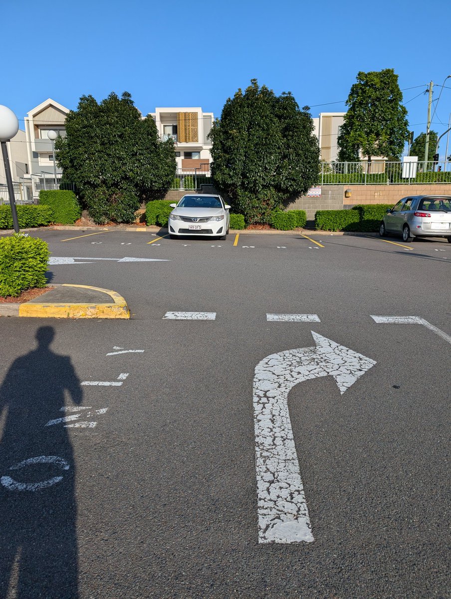 見到藍天太陽，心情也好起來

人生每天就像站在這路口上，不斷要作出決定
向左還是右拐，買還是不買，吃還是不吃，電郵回复還是不回复......