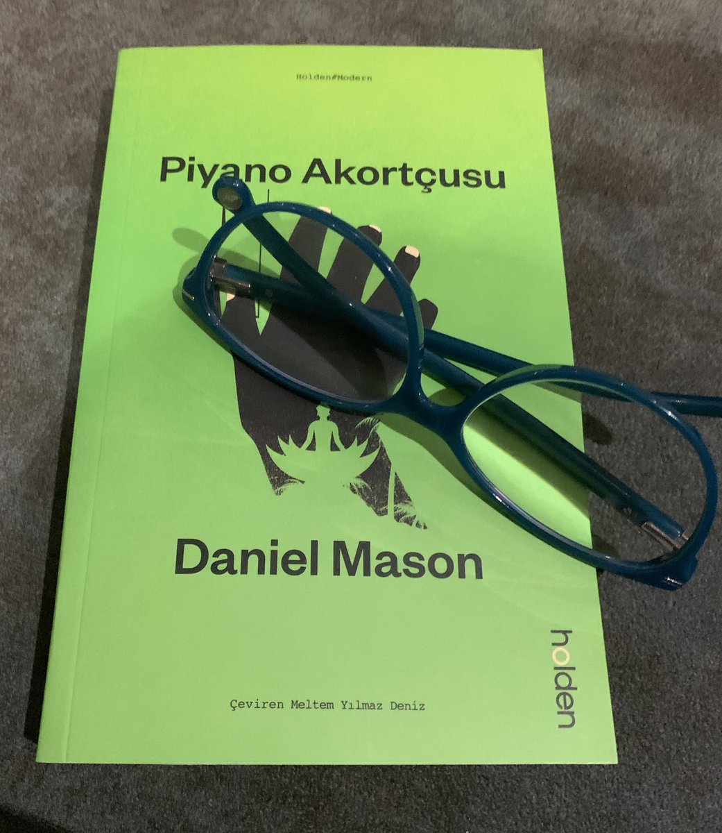 “Paltosunun yakasını kavuşturdu, hava çok soğuktu, etrafındaki binalar da aynısını yapıyor gibiydiler.” #piyanoakortçusu #danielmason  #holden