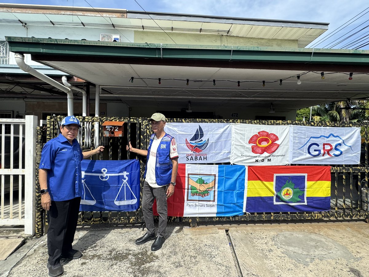 ahmadmaslan's tweet photo. Satu rumah di #TgKeramat #Putatan #Sabah penuh dgn bendera 6 parti.

Utk masuk ke rumah lalu pintu kecil, ada bendera #BN #BarisanNasional.

Saya walk-about dgn calon Jeffrey Nor Mohamed, jalan-jalan cari undi hari ini Ahad 23/11/25 sambil sebar manifesto beliau.

#RaduTatapRadu https://t.co/RCIEWL57rR