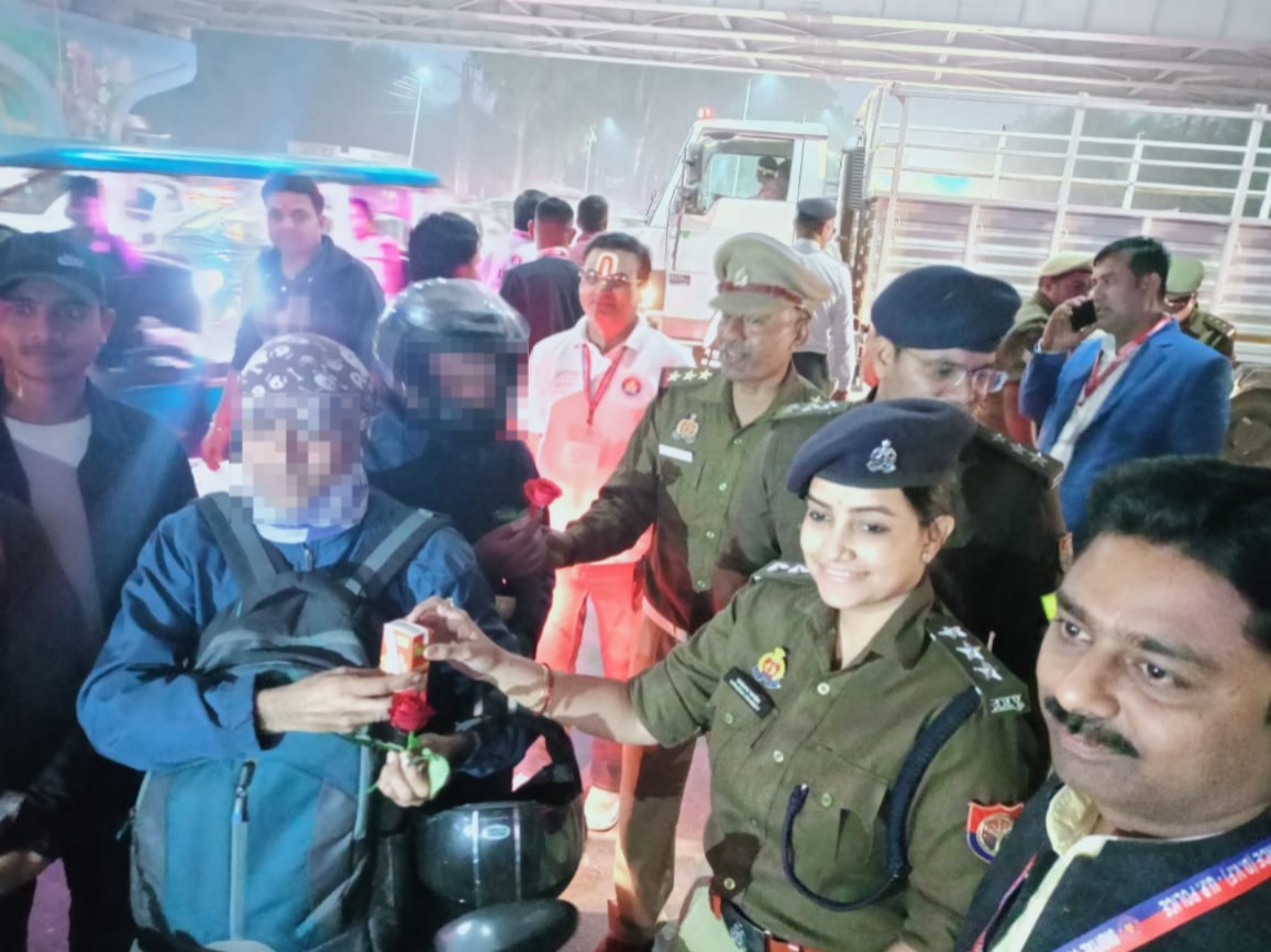 *यातायात माह - नवम्बर 2025 के अंतर्गत  यातायात पुलिस कमिश्नरेट गाजियाबाद और डिजिटल वालंटियर फोर्स  ने चलाया जागरुकता अभियान*
#सड़क सुरक्षा जीवन रक्षा।
#यातायात नियमों का पालन करें सुरक्षित रहें।