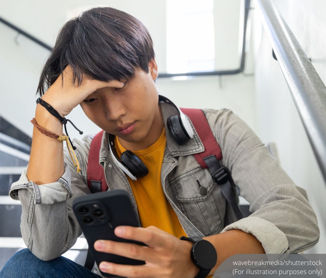 NewsBFM's tweet photo. 🚨BREAKING: Children in Malaysia aged 16 and under will be prohibited from having their own social media accounts starting in 2026.

Communications Minister Fahmi Fadzil says the measure aims to safeguard children from online harm, reports NST. 

🧵1

https://t.co/P3i8IAgx6A https://t.co/GnL6LmlKpm