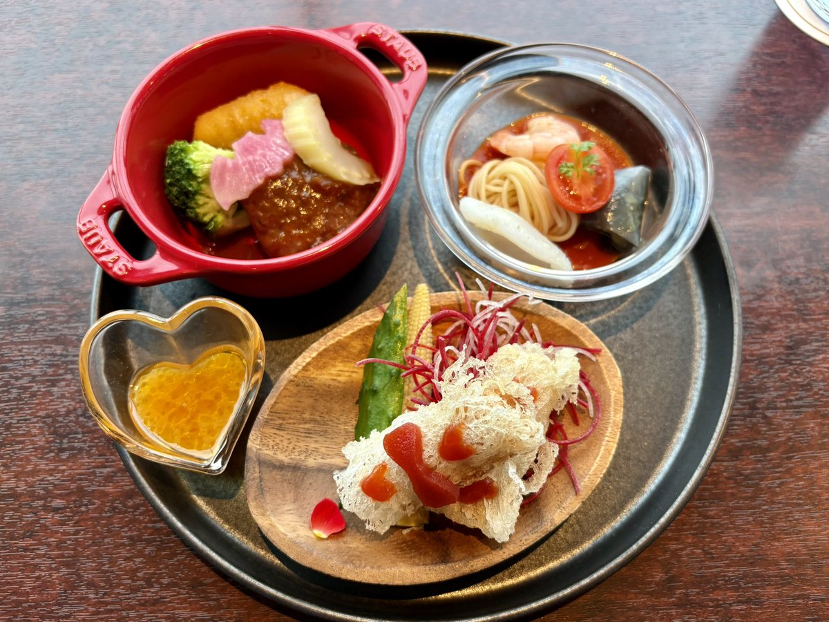 fjd_94's tweet photo. 今回のヌン茶はまずセイボリーが運ばれてきたのだが、このハンバーグがめっっちゃ美味しくて！　良い肉の部位を使った味わいなので、会計の際に感想を述べたらとても嬉しそうにしてました。
こちらこそ毎度コラボ企画をありがとうございます！という感謝しかない（しかも美味しい https://t.co/sCmVgFFgRq